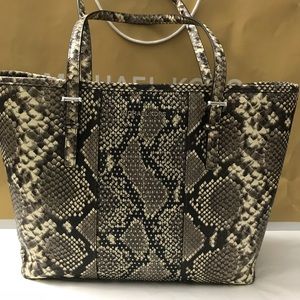 Micheal Kors Micro Stud Sm Carryall Tote